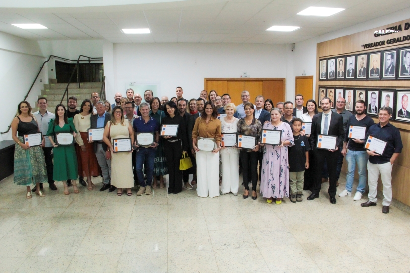 Homenagem a empresas e indústrias da cidade durante a Sessão Solene