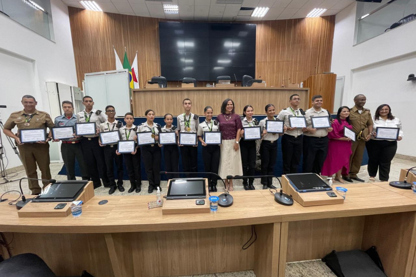 Câmara Municipal homenageia alunos do Colégio Tiradentes premiados na Olimpíada Brasileira do Saber 2025